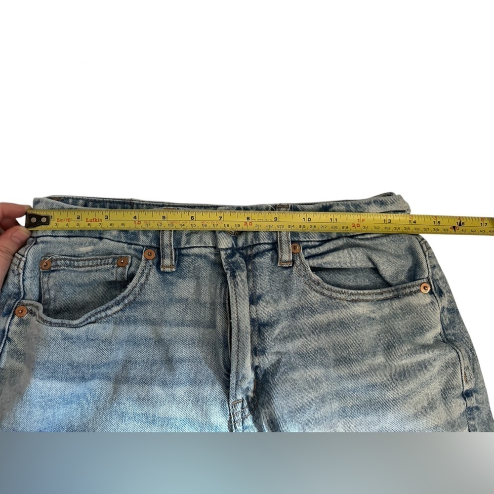 American Eagle curvy 90s high rise straight distressed jeans. Size 6 - Picture 5 of 8